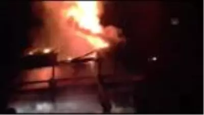 Çıkan yangında iki katlı ev kullanılamaz hale geldi Çıkan yangında iki katlı ev kullanılamaz hale geldi