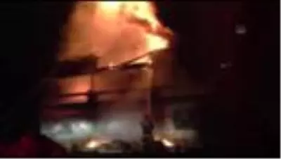 Çıkan yangında iki katlı ev kullanılamaz hale geldi Çıkan yangında iki katlı ev kullanılamaz hale geldi