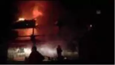 Çıkan yangında iki katlı ev kullanılamaz hale geldi Çıkan yangında iki katlı ev kullanılamaz hale geldi