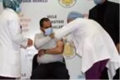 Çin aşısı Diyarbakır'da gönüllüler üzerinde uygulandı Çin aşısı Diyarbakır'da gönüllüler üzerinde uygulandı