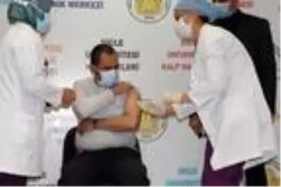 Çin aşısı Diyarbakır'da gönüllüler üzerinde uygulandı Çin aşısı Diyarbakır'da gönüllüler üzerinde uygulandı