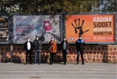 Cizre polisi kadınları bilgilendirip KADES'i tanıttı Cizre polisi kadınları bilgilendirip KADES'i tanıttı