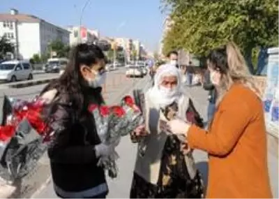 Cizre polisi kadınları bilgilendirip KADES'i tanıttı Cizre polisi kadınları bilgilendirip KADES'i tanıttı