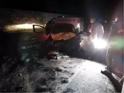 D-100 karayolunda otomobil, tıra arkadan çarptı: 1 ölü, 2 yaralı D-100 karayolunda otomobil, tıra arkadan çarptı: 1 ölü, 2 yaralı