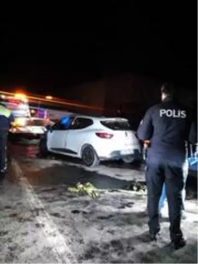 D-100 karayolunda otomobil, tıra arkadan çarptı: 1 ölü, 2 yaralı D-100 karayolunda otomobil, tıra arkadan çarptı: 1 ölü, 2 yaralı