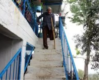 Tek ayakla hayata tutunan Mehmet amca, devlete yük olmamak için engelli aylığını ve protez bacağı kabul etmedi Tek ayakla hayata tutunan Mehmet amca, devlete yük olmamak için engelli aylığını ve protez bacağı kabul etmedi