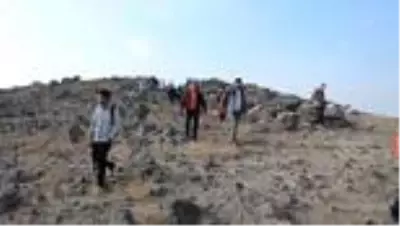 Doğa sporcuları kadına yönelik şiddete tepki için İrem Bağları'nda yürüyüş yaptı Doğa sporcuları kadına yönelik şiddete tepki için İrem Bağları'nda yürüyüş yaptı