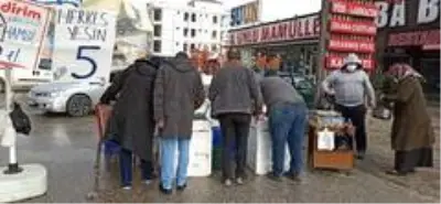 Düzceli balıkçı yaptığı kampanya ile hamsiyi 5 TL'den satışa sundu Düzceli balıkçı yaptığı kampanya ile hamsiyi 5 TL'den satışa sundu