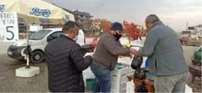 Düzceli balıkçı yaptığı kampanya ile hamsiyi 5 TL'den satışa sundu Düzceli balıkçı yaptığı kampanya ile hamsiyi 5 TL'den satışa sundu