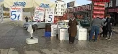 Düzceli balıkçı yaptığı kampanya ile hamsiyi 5 TL'den satışa sundu Düzceli balıkçı yaptığı kampanya ile hamsiyi 5 TL'den satışa sundu