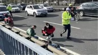 E-5 karayolunda otomobil motosikletliye çarpıp kaçtı E-5 karayolunda otomobil motosikletliye çarpıp kaçtı