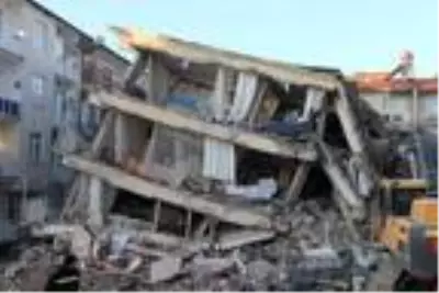 Elazığ'daki depremde yıkılan Dilek Apartmanı soruşturmasında sanıklar birbirlerini suçladı Elazığ'daki depremde yıkılan Dilek Apartmanı soruşturmasında sanıklar birbirlerini suçladı