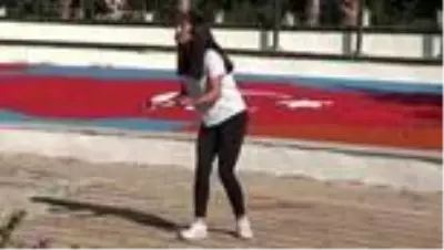Erdemli'de sokak tiyatrosuyla kadına şiddete dikkat çektiler Erdemli'de sokak tiyatrosuyla kadına şiddete dikkat çektiler