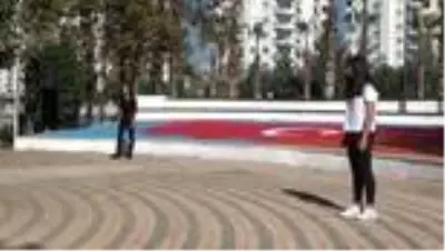 Erdemli'de sokak tiyatrosuyla kadına şiddete dikkat çektiler Erdemli'de sokak tiyatrosuyla kadına şiddete dikkat çektiler