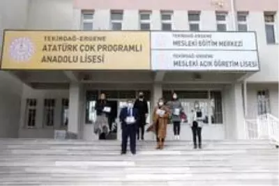 Ergene'de öğrencilere tablet dağıtıldı Ergene'de öğrencilere tablet dağıtıldı