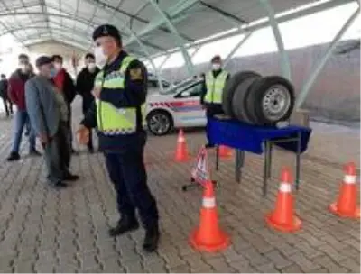 Erzincan'da jandarma ekipleri, kış lastiği konusunda sürücüleri bilgilendirdi Erzincan'da jandarma ekipleri, kış lastiği konusunda sürücüleri bilgilendirdi