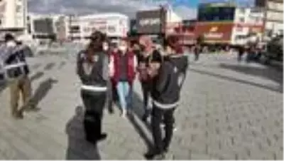 Esenyurt'ta KADES uygulaması bilgilendirmesi, broşür dağıtımı yapıldı Esenyurt'ta KADES uygulaması bilgilendirmesi, broşür dağıtımı yapıldı