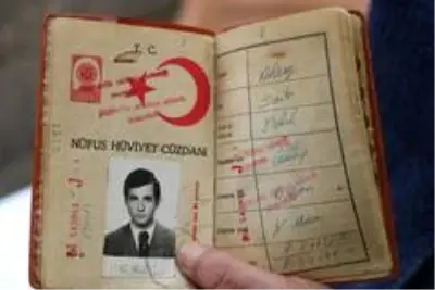 Evlilik cüzdanında sakladığı mısır püskülünü 46 yıl sonra çıkardı Evlilik cüzdanında sakladığı mısır püskülünü 46 yıl sonra çıkardı