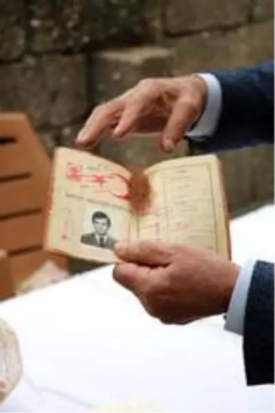 Evlilik cüzdanında sakladığı mısır püskülünü 46 yıl sonra çıkardı Evlilik cüzdanında sakladığı mısır püskülünü 46 yıl sonra çıkardı