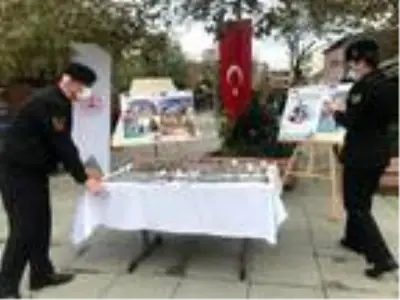 Son dakika haber | KADIKÖY'DE POLİS KADES'İ TANITTI, KADINLARA KARANFİL DAĞITILDI Son dakika haber | KADIKÖY'DE POLİS KADES'İ TANITTI, KADINLARA KARANFİL DAĞITILDI