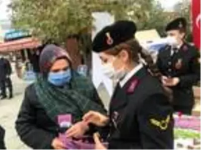 Son dakika haber | KADIKÖY'DE POLİS KADES'İ TANITTI, KADINLARA KARANFİL DAĞITILDI Son dakika haber | KADIKÖY'DE POLİS KADES'İ TANITTI, KADINLARA KARANFİL DAĞITILDI
