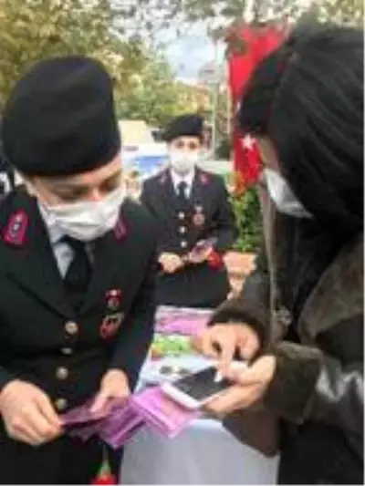 Son dakika haber | KADIKÖY'DE POLİS KADES'İ TANITTI, KADINLARA KARANFİL DAĞITILDI Son dakika haber | KADIKÖY'DE POLİS KADES'İ TANITTI, KADINLARA KARANFİL DAĞITILDI