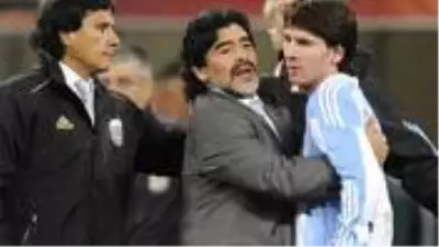 Futbolun yaşayan efsaneleri Messi ile Ronaldo, Maradona'ya böyle veda etti Futbolun yaşayan efsaneleri Messi ile Ronaldo, Maradona'ya böyle veda etti