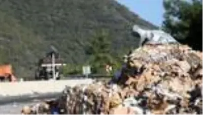 Geri dönüşüm malzemesi yüklü tır devrildi: 1 yaralı Geri dönüşüm malzemesi yüklü tır devrildi: 1 yaralı