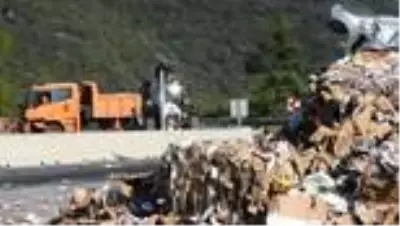 Geri dönüşüm malzemesi yüklü tır devrildi: 1 yaralı Geri dönüşüm malzemesi yüklü tır devrildi: 1 yaralı