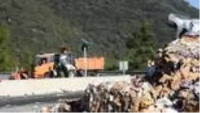 Geri dönüşüm malzemesi yüklü tır devrildi: 1 yaralı Geri dönüşüm malzemesi yüklü tır devrildi: 1 yaralı
