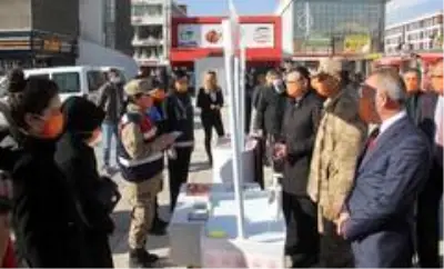 Marmaris'te polis ve jandarma şiddete karşı uyarı broşürü dağıttı Marmaris'te polis ve jandarma şiddete karşı uyarı broşürü dağıttı