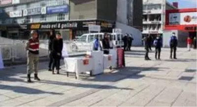 Marmaris'te polis ve jandarma şiddete karşı uyarı broşürü dağıttı Marmaris'te polis ve jandarma şiddete karşı uyarı broşürü dağıttı