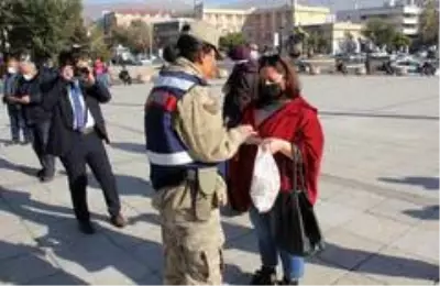 Marmaris'te polis ve jandarma şiddete karşı uyarı broşürü dağıttı Marmaris'te polis ve jandarma şiddete karşı uyarı broşürü dağıttı