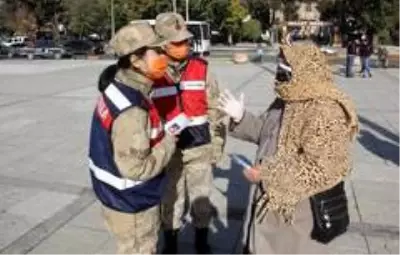 Marmaris'te polis ve jandarma şiddete karşı uyarı broşürü dağıttı Marmaris'te polis ve jandarma şiddete karşı uyarı broşürü dağıttı