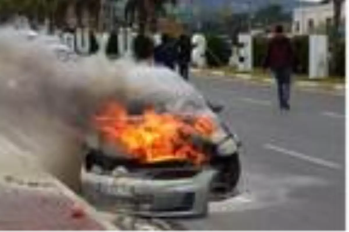 Hareket haindeyken alev alan otomobil, kullanılmaz hale geldi