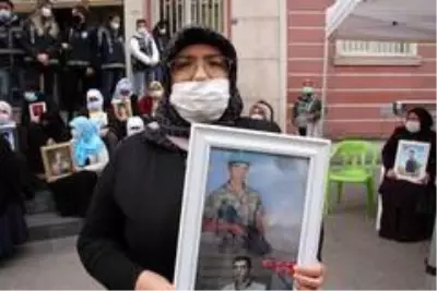 HDP önündeki aileler çocuklarına kavuşacakları anın hayaliyle nöbetlerine devam ediyor HDP önündeki aileler çocuklarına kavuşacakları anın hayaliyle nöbetlerine devam ediyor