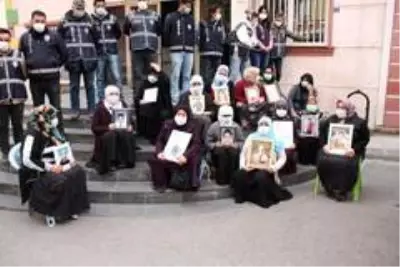 HDP önündeki aileler çocuklarına kavuşacakları anın hayaliyle nöbetlerine devam ediyor HDP önündeki aileler çocuklarına kavuşacakları anın hayaliyle nöbetlerine devam ediyor