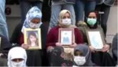 HDP önündeki aileler çocuklarına kavuşacakları anın hayaliyle nöbetlerine devam ediyor HDP önündeki aileler çocuklarına kavuşacakları anın hayaliyle nöbetlerine devam ediyor