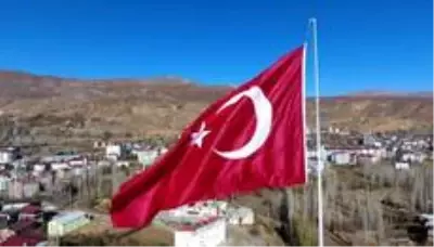 Hizan'da dev Türk bayrağı göndere çekildi Hizan'da dev Türk bayrağı göndere çekildi