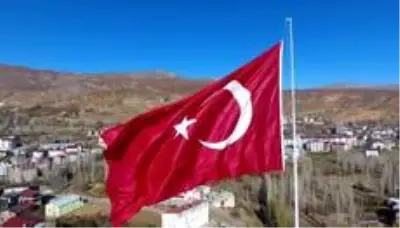 Hizan'da dev Türk bayrağı göndere çekildi Hizan'da dev Türk bayrağı göndere çekildi