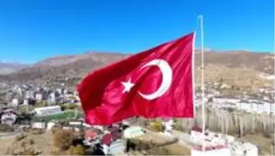 Hizan'da dev Türk bayrağı göndere çekildi Hizan'da dev Türk bayrağı göndere çekildi
