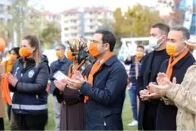 İpekyolu'nda gökyüzüne turuncu balonlar bırakıldı İpekyolu'nda gökyüzüne turuncu balonlar bırakıldı