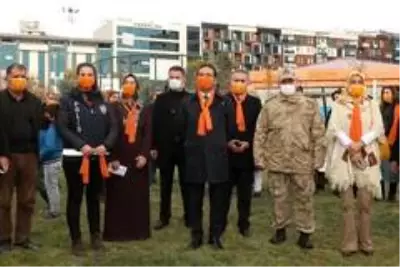 İpekyolu'nda gökyüzüne turuncu balonlar bırakıldı İpekyolu'nda gökyüzüne turuncu balonlar bırakıldı