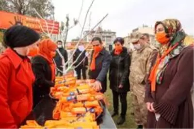 İpekyolu'nda gökyüzüne turuncu balonlar bırakıldı İpekyolu'nda gökyüzüne turuncu balonlar bırakıldı