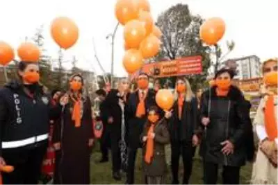 İpekyolu'nda gökyüzüne turuncu balonlar bırakıldı İpekyolu'nda gökyüzüne turuncu balonlar bırakıldı