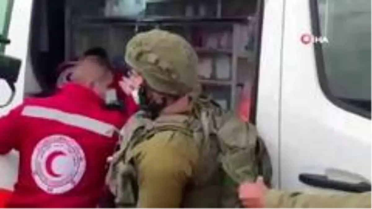 İsrail askerleri, ambulanstaki yaralı Filistinliye müdahale etti