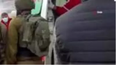 İsrail askerleri, ambulanstaki yaralı Filistinliye müdahale etti İsrail askerleri, ambulanstaki yaralı Filistinliye müdahale etti