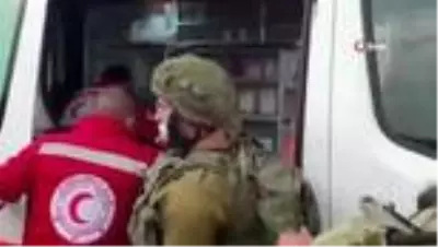 İsrail askerleri, ambulanstaki yaralı Filistinliye müdahale etti İsrail askerleri, ambulanstaki yaralı Filistinliye müdahale etti