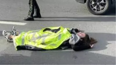 Son dakika haberleri: İstanbul'da trafik polisinden yaralı genç kıza insanlık örneği Son dakika haberleri: İstanbul'da trafik polisinden yaralı genç kıza insanlık örneği