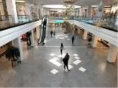 İzmir'de, yasakların ardından AVM'ler boşaldı İzmir'de, yasakların ardından AVM'ler boşaldı